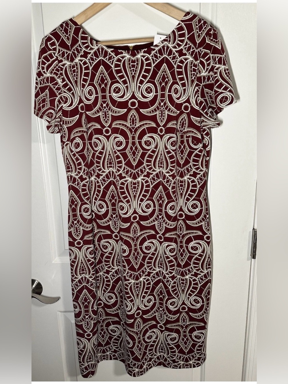 NWT Ronni Nicole- Midi Sheath Dress
Cobalt Red & White Print Size 16